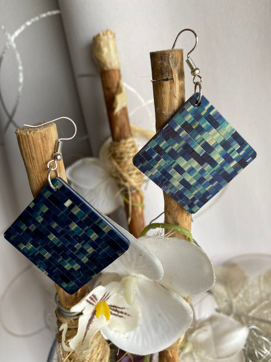Boucles d'oreilles Damier en marqueterie de paille de seigle bleuté