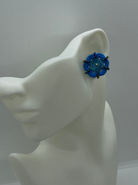 Boucles d'oreilles boutons en marqueterie de paille Colombienne et crochet bleu avec clou en Argent