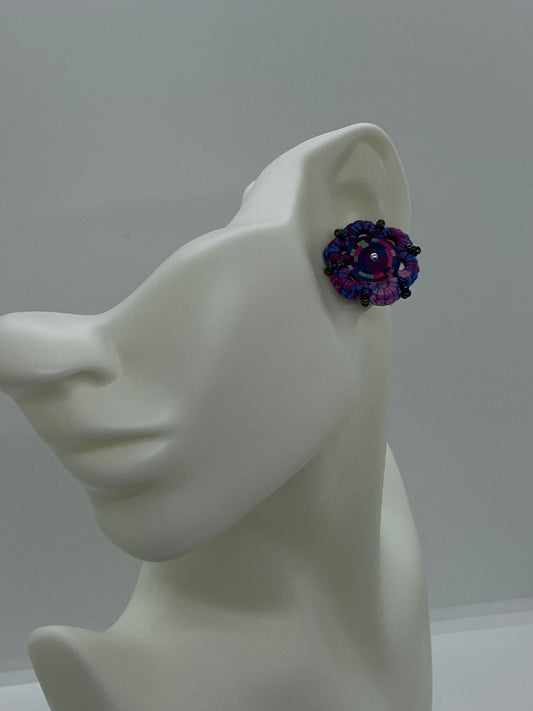 Boucles d'oreilles boutons en marqueterie de paille Colombienne et crochet violine avec clou en Argent