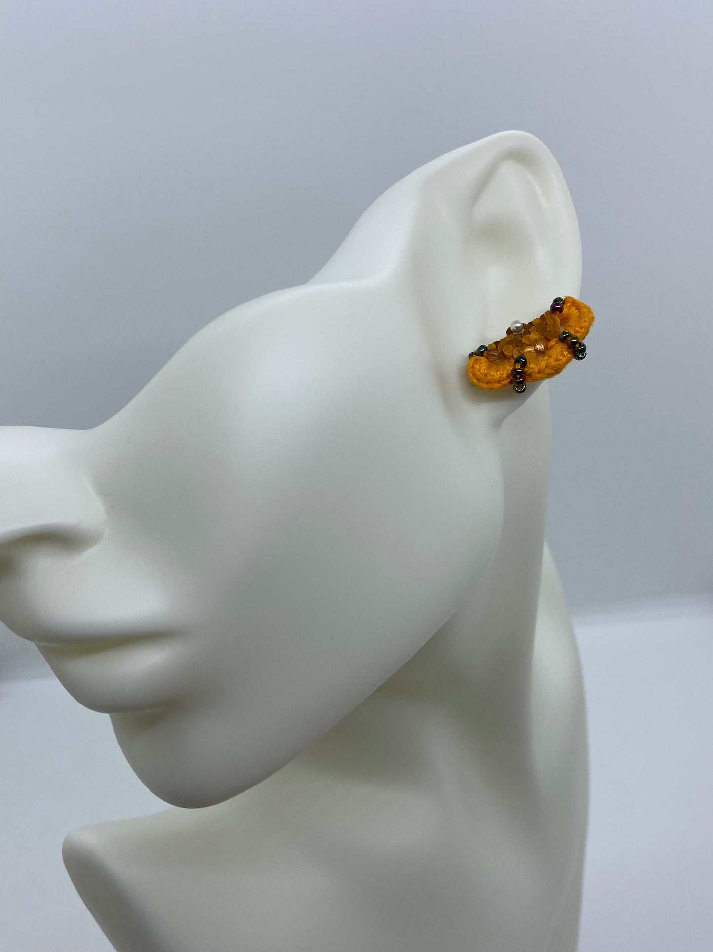 Kolumbianische Stroh-Intarsien-Knopfohrringe und orangefarbener Haken mit silbernem Ohrstecker