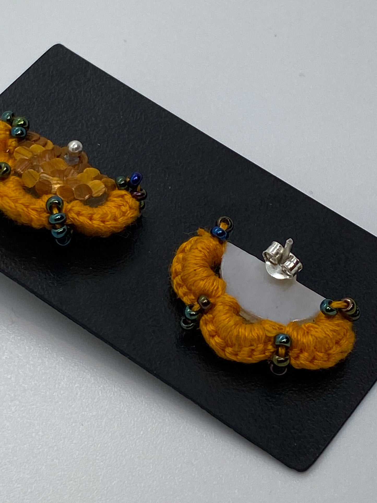 Kolumbianische Stroh-Intarsien-Knopfohrringe und orangefarbener Haken mit silbernem Ohrstecker