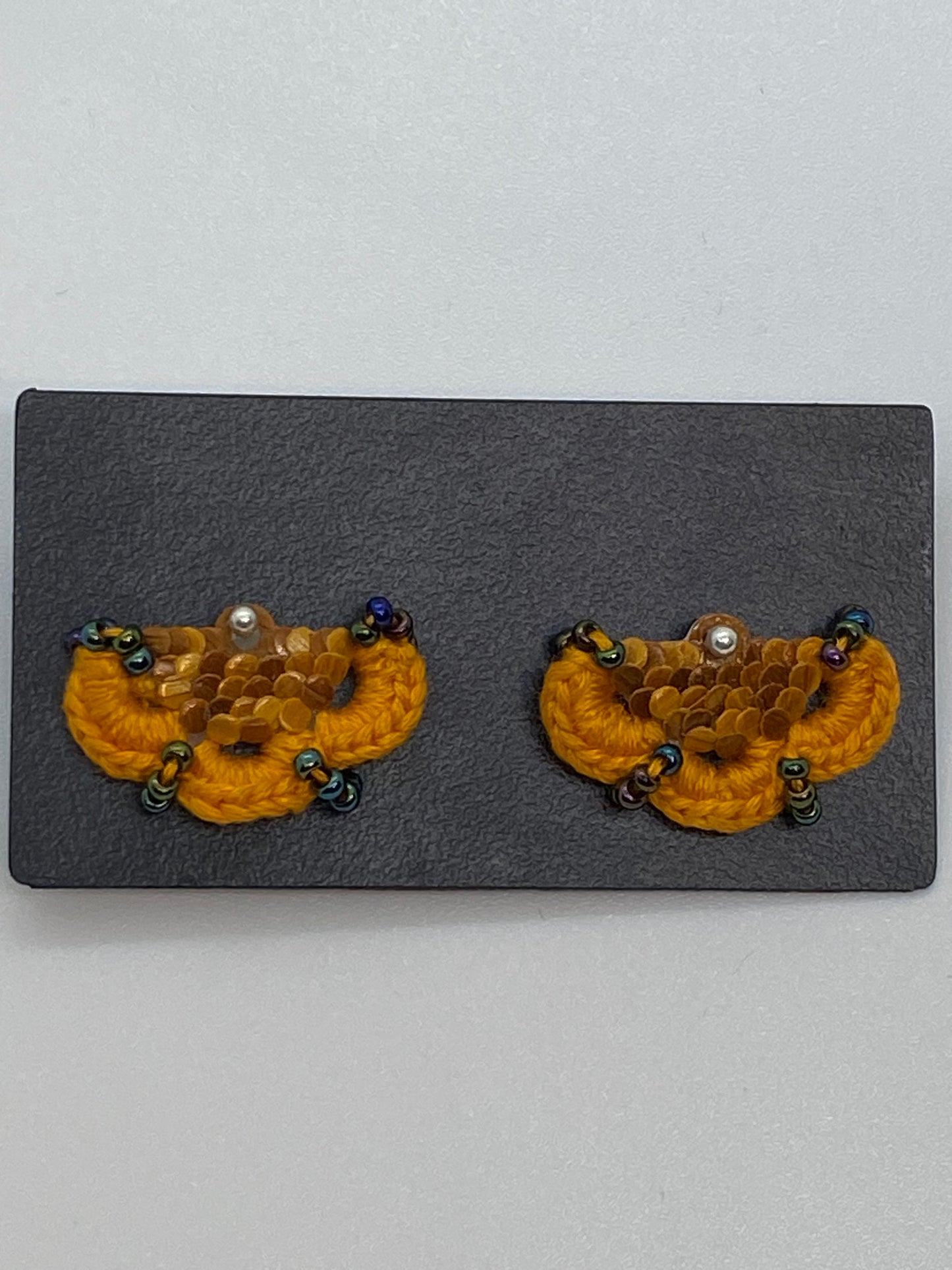Kolumbianische Stroh-Intarsien-Knopfohrringe und orangefarbener Haken mit silbernem Ohrstecker