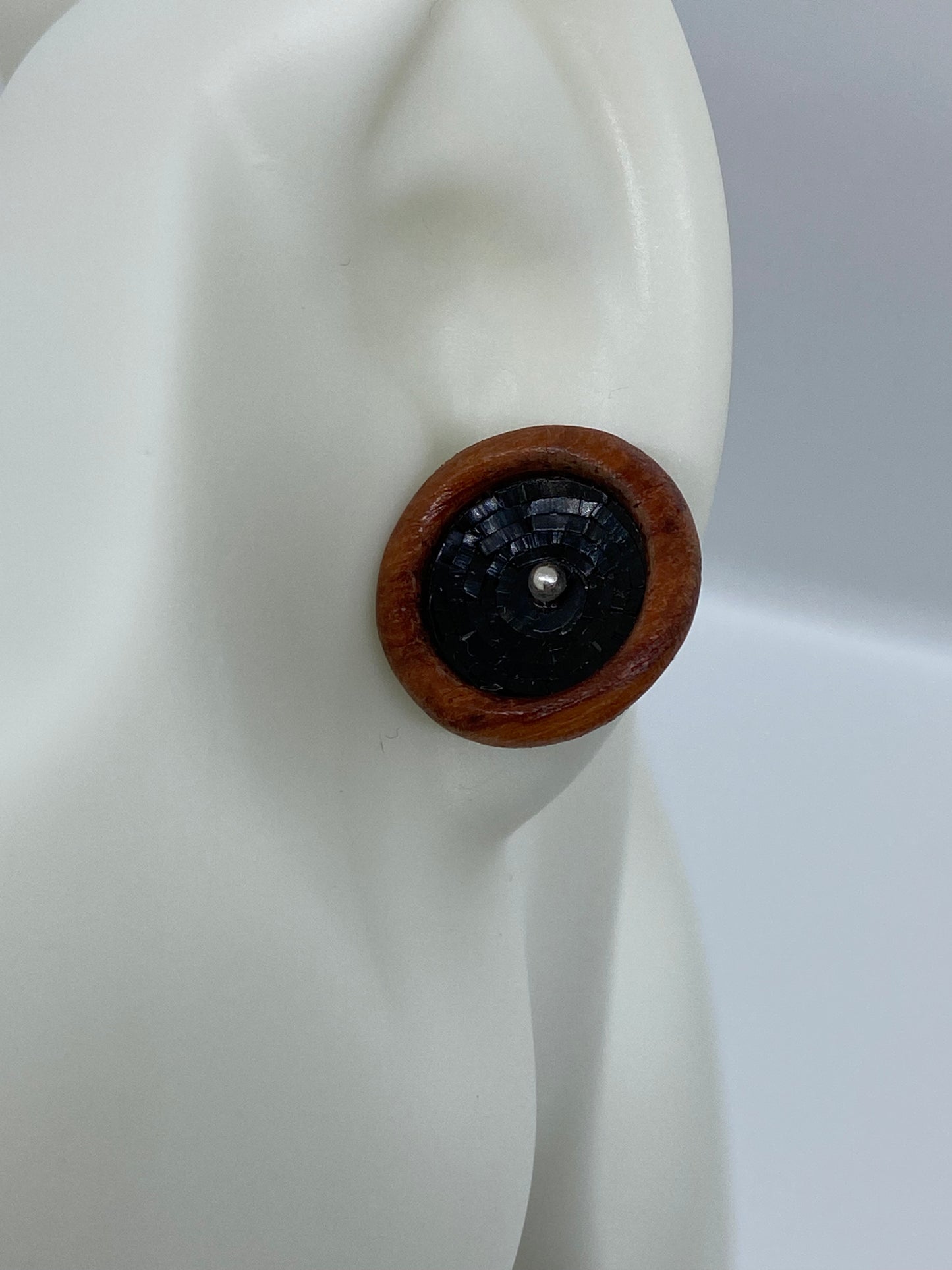 Knopfohrringe aus kolumbianischem Stroh und Granadillo-Holz in schwarzer Farbe mit silbernem Ohrstecker