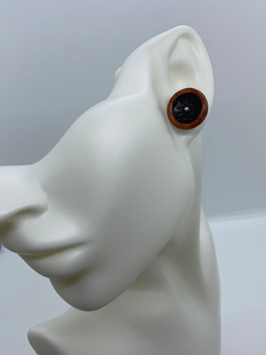 Boucles d'oreilles boutons en marqueterie de paille Colombienne et bois de Granadillo de couleur Noir avec clou en Argent