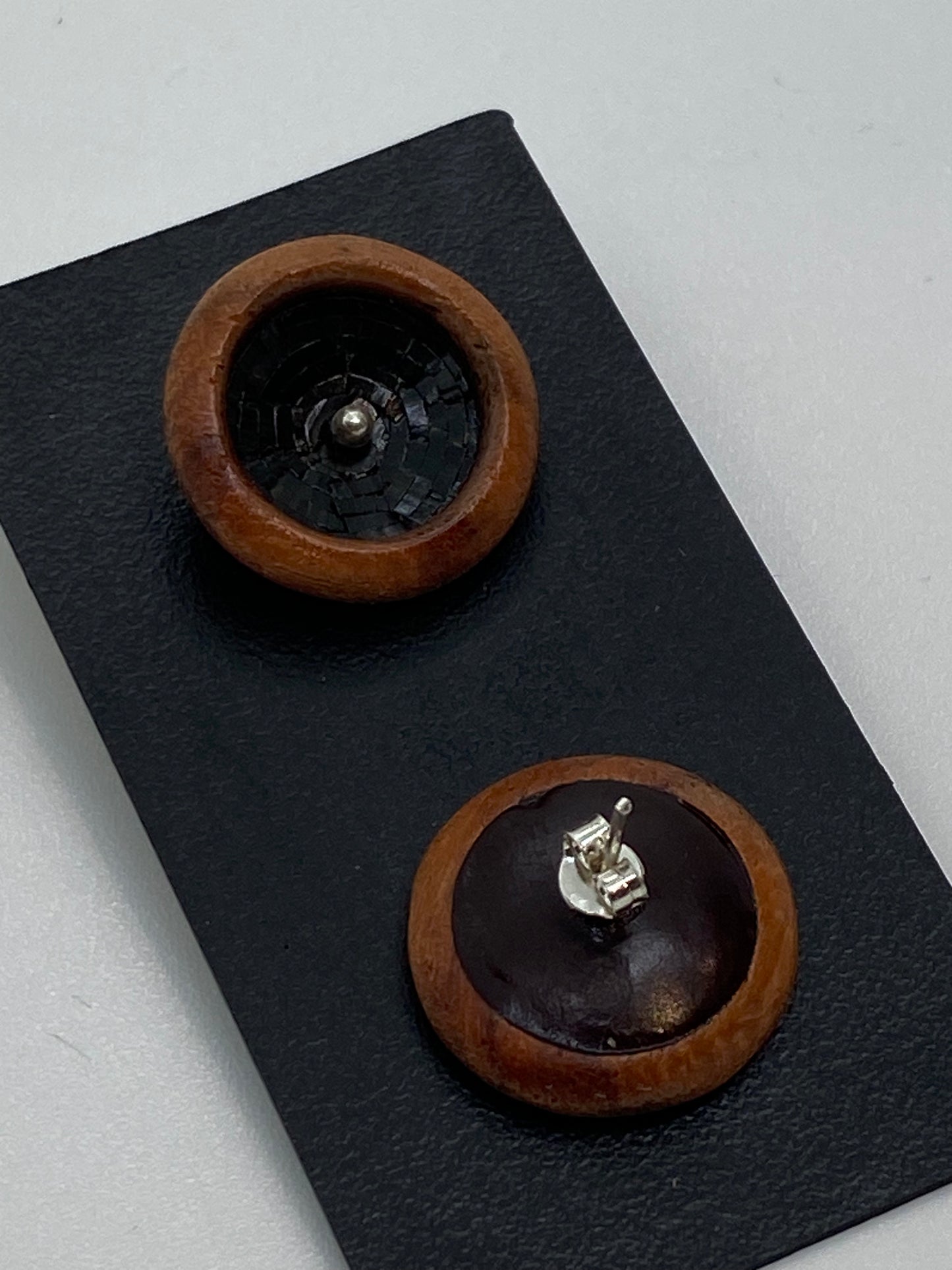 Knopfohrringe aus kolumbianischem Stroh und Granadillo-Holz in schwarzer Farbe mit silbernem Ohrstecker