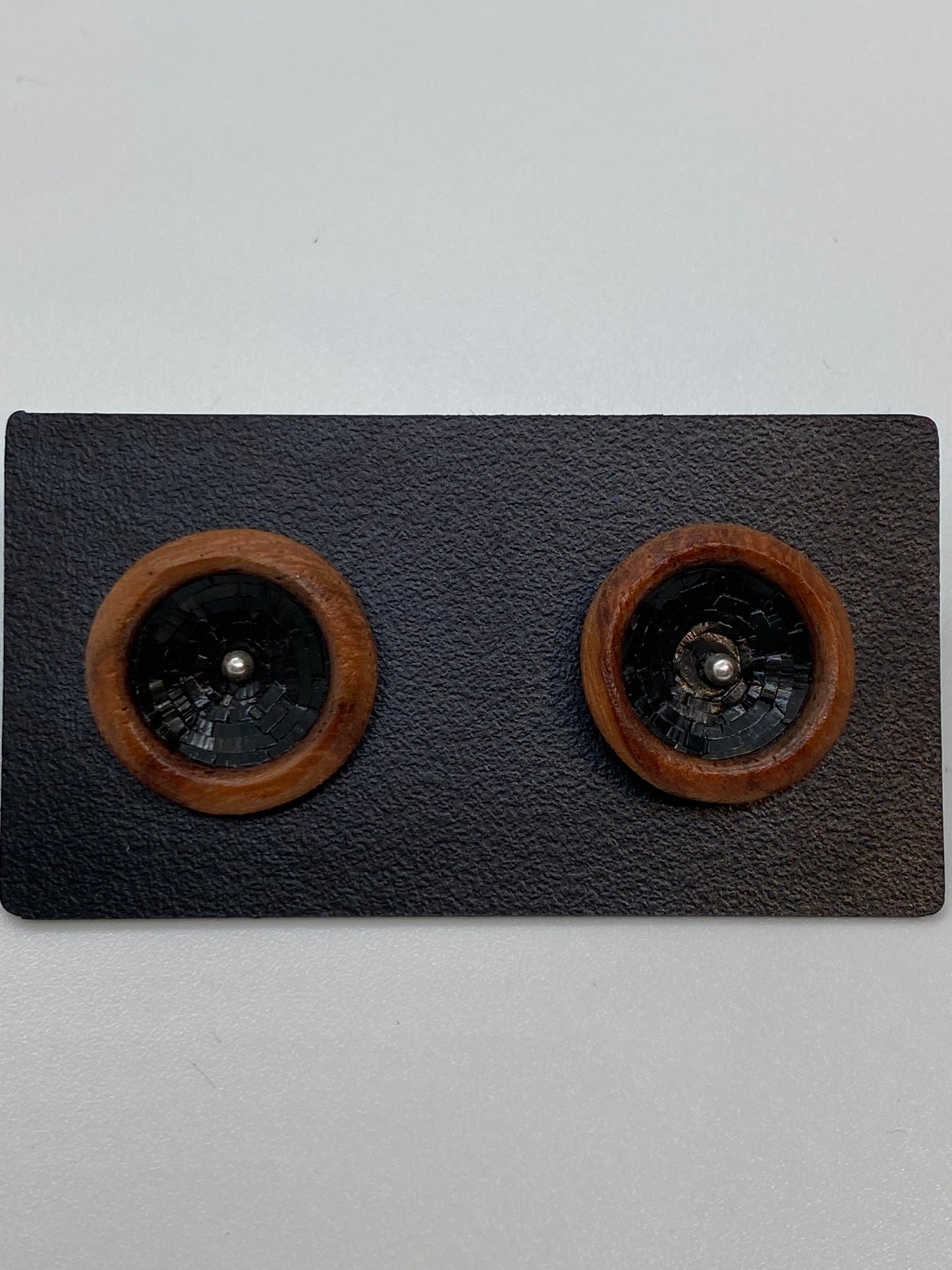 Knopfohrringe aus kolumbianischem Stroh und Granadillo-Holz in schwarzer Farbe mit silbernem Ohrstecker