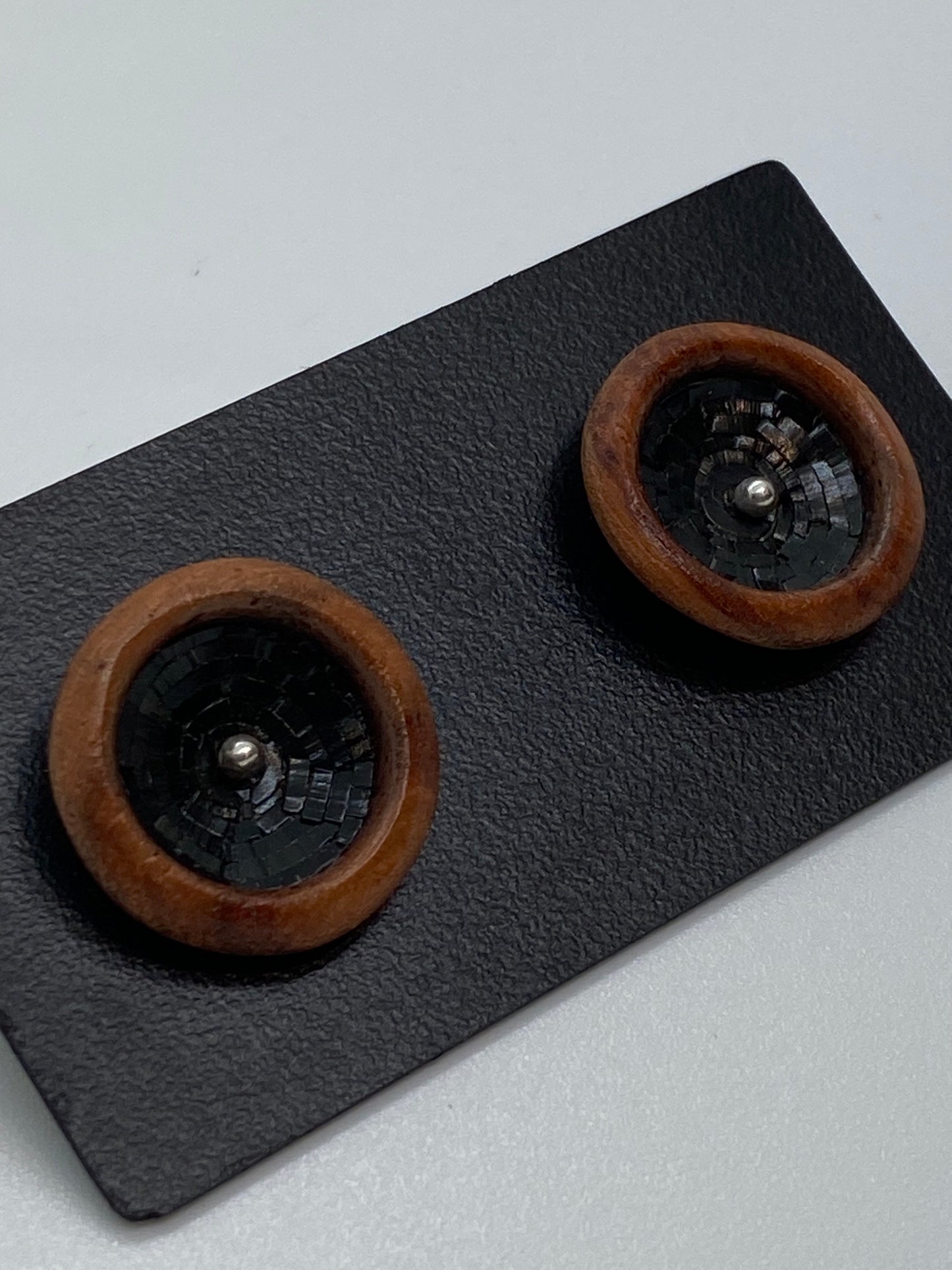 Knopfohrringe aus kolumbianischem Stroh und Granadillo-Holz in schwarzer Farbe mit silbernem Ohrstecker