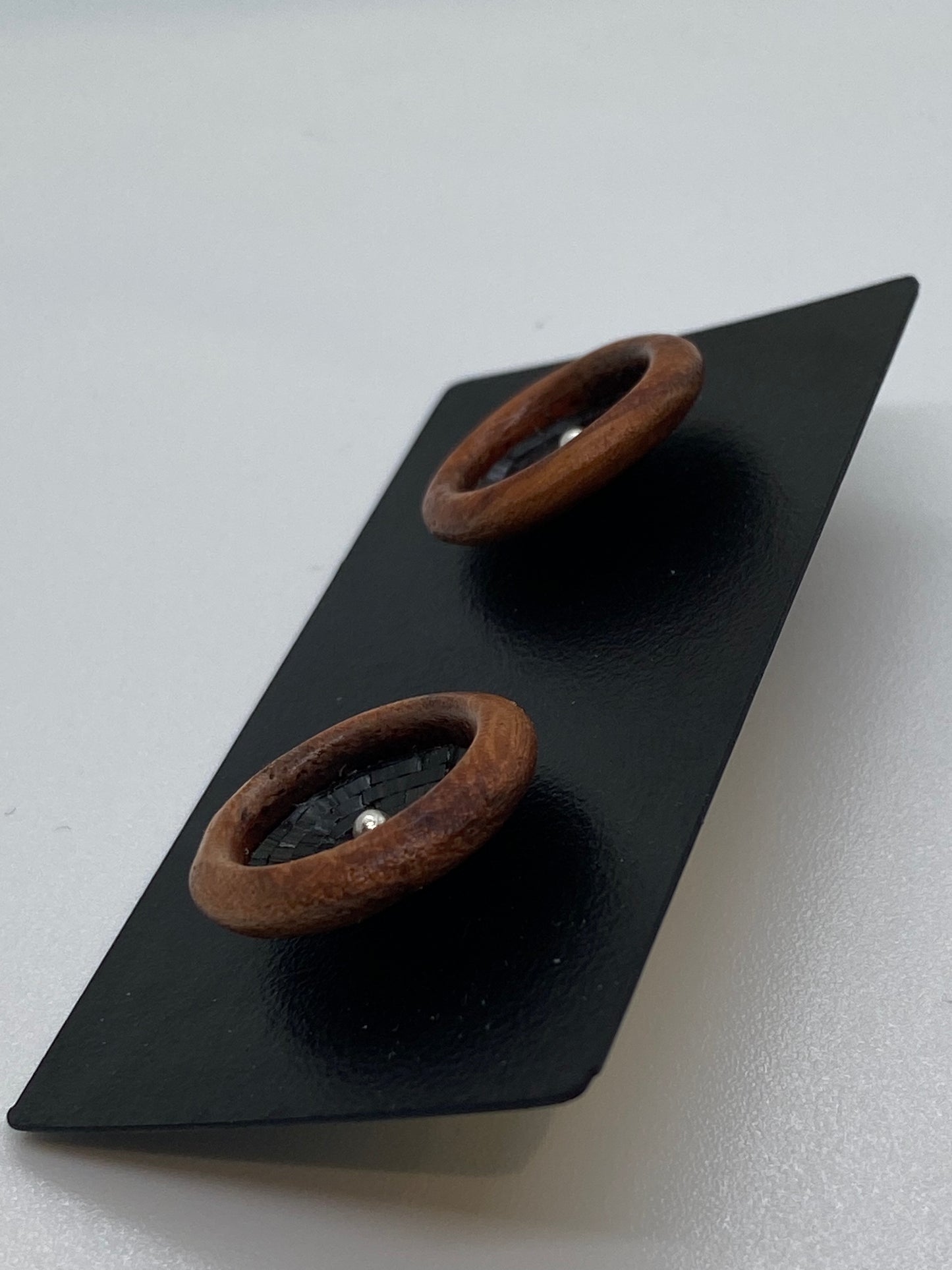 Knopfohrringe aus kolumbianischem Stroh und Granadillo-Holz in schwarzer Farbe mit silbernem Ohrstecker