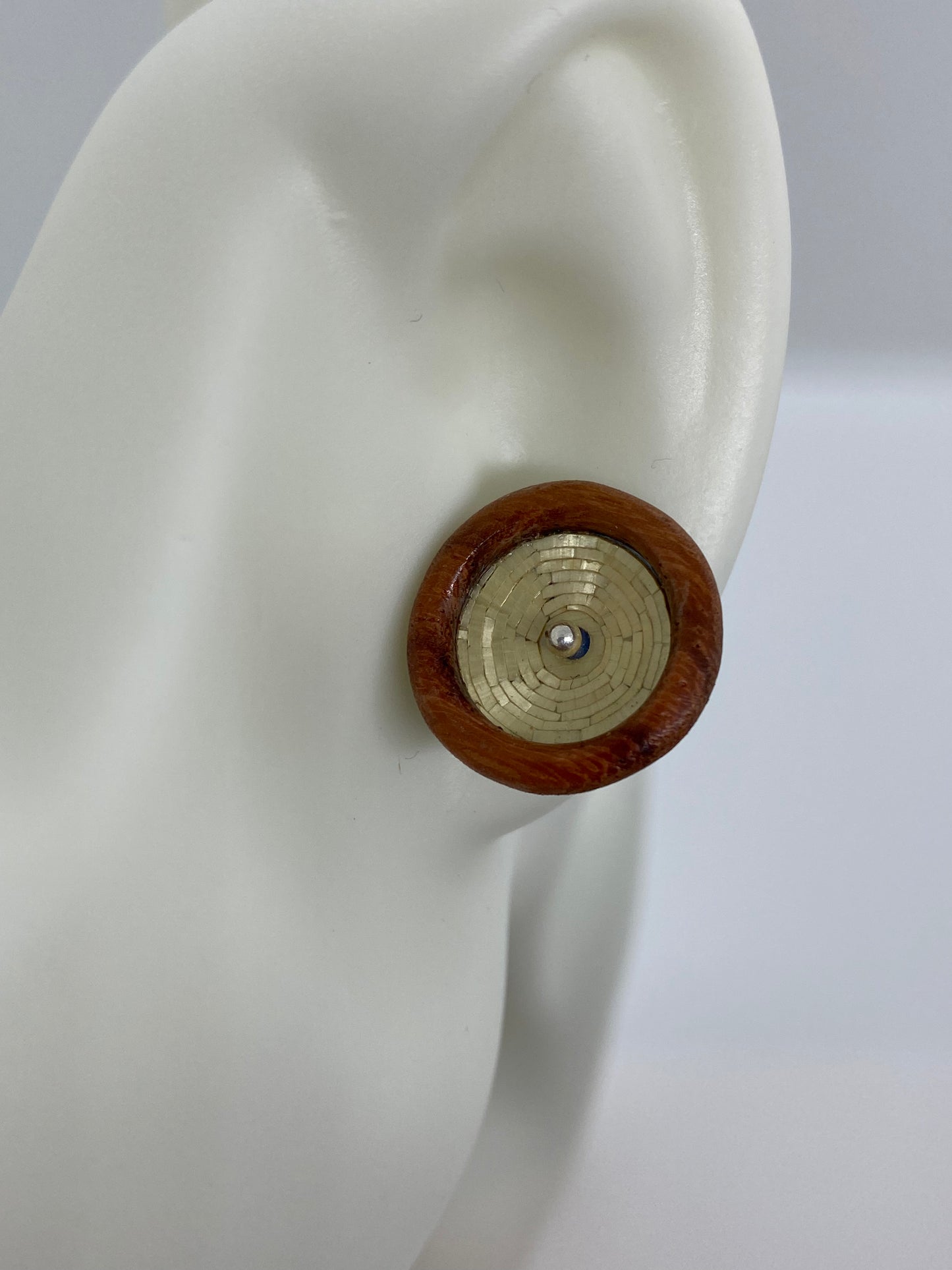 Knopfohrringe aus kolumbianischem Stroh und Granadillo-Holz in Naturfarbe mit Silberstecker