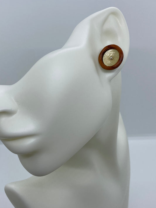 Boucles d'oreilles boutons en marqueterie de paille Colombienne et bois de Granadillo de couleur Naturel avec clou en Argent