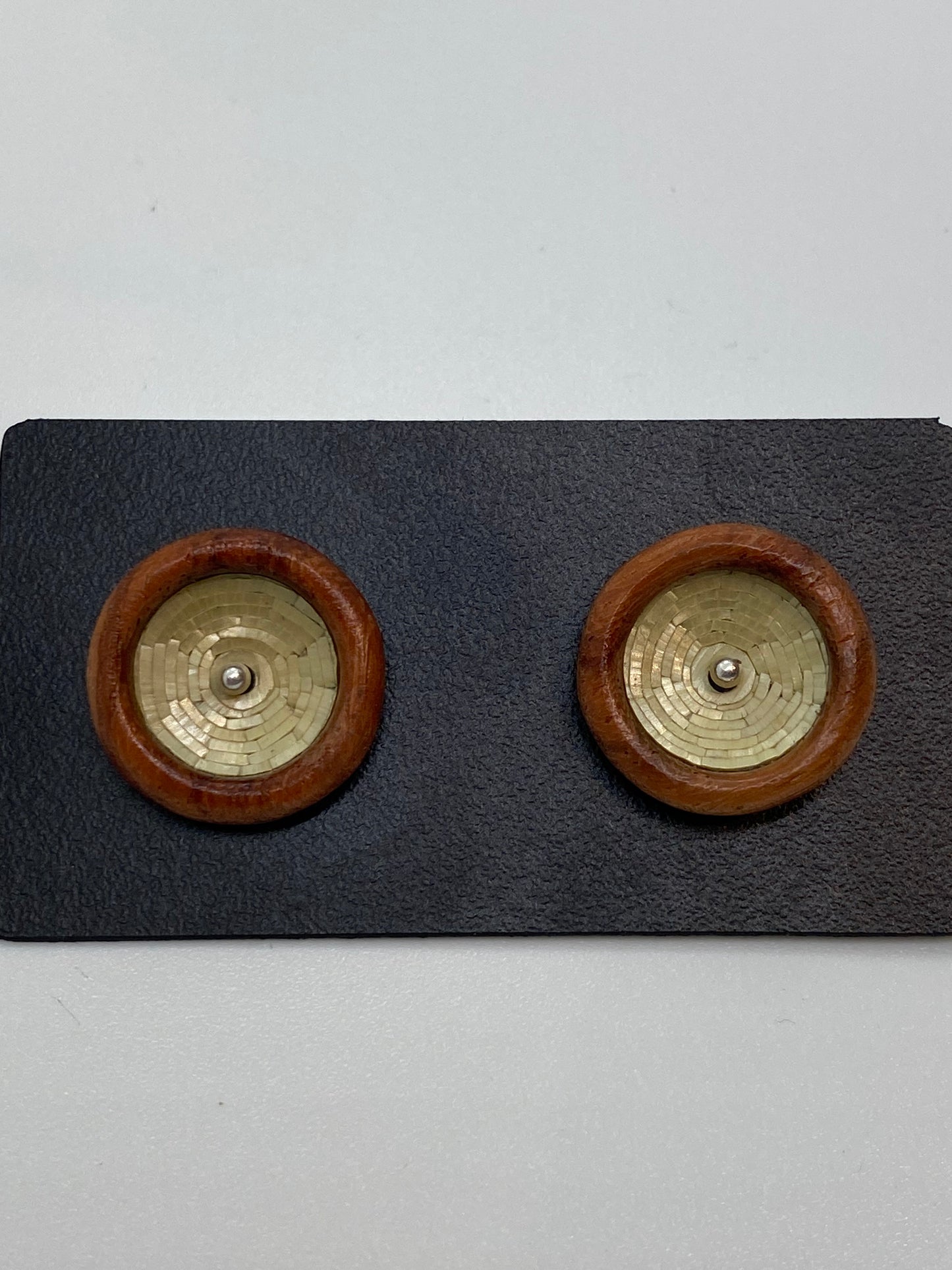 Knopfohrringe aus kolumbianischem Stroh und Granadillo-Holz in Naturfarbe mit Silberstecker