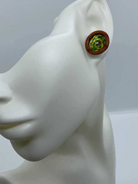 Boucles d'oreilles boutons en marqueterie de paille Colombienne et bois de Granadillo de couleur Verte avec clou en Argent