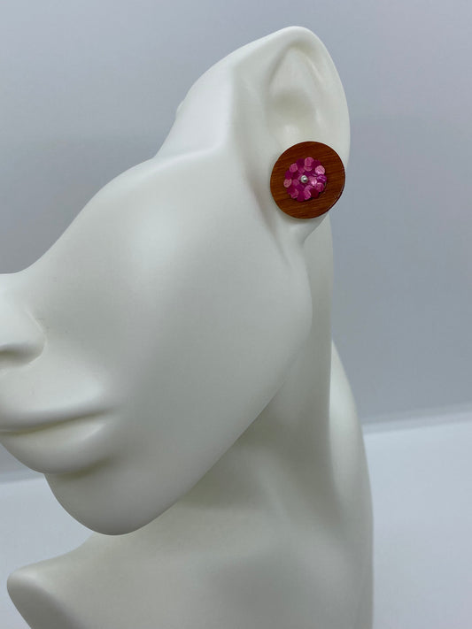 Boucles d'oreilles boutons en marqueterie de paille Colombienne en fleur et bois de Granadillo de couleur Rose avec clou en Argent