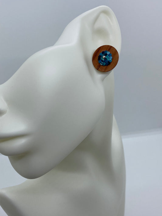 Boucles d'oreilles boutons en marqueterie de paille Colombienne en fleur et bois de Granadillo de couleur Bleu avec clou en Argent