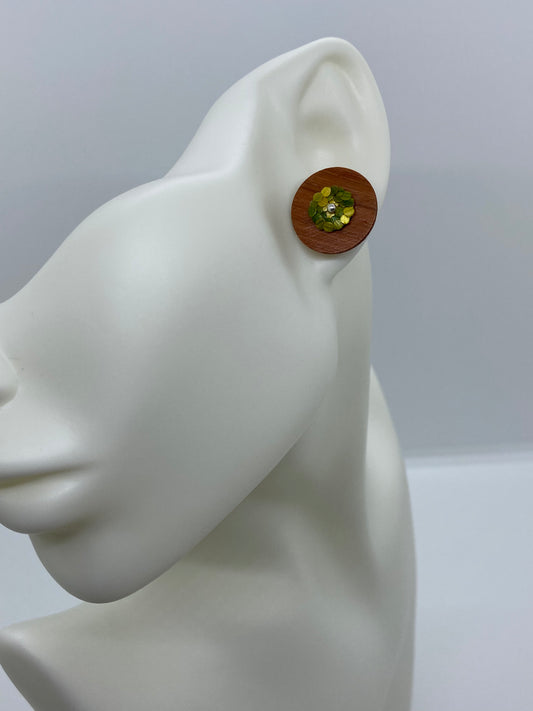 Boucles d'oreilles boutons en marqueterie de paille Colombienne en fleur et bois de Granadillo de couleur Verte avec clou en Argent