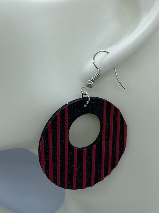 Boucles d'oreilles collection éclipse en marqueterie de paille de seigle rouge sur fond noir pailleté or