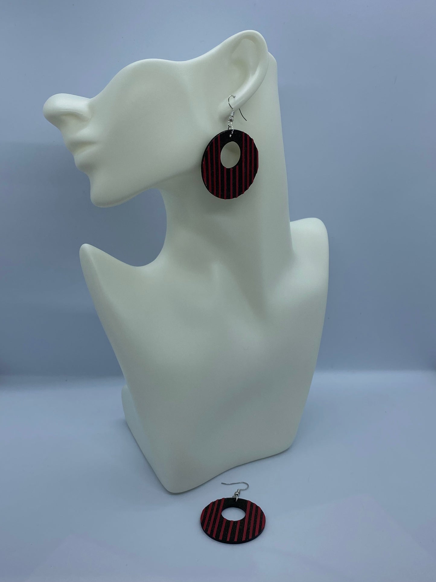 Boucles d'oreilles collection éclipse en marqueterie de paille de seigle rouge sur fond noir pailleté or