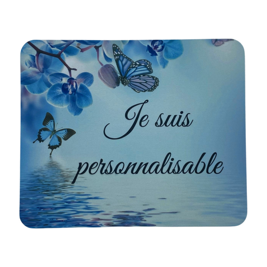 Cette photo représente un tapis de souris avec une image créée par acmycréa ou c'est noté je suis personnalisable