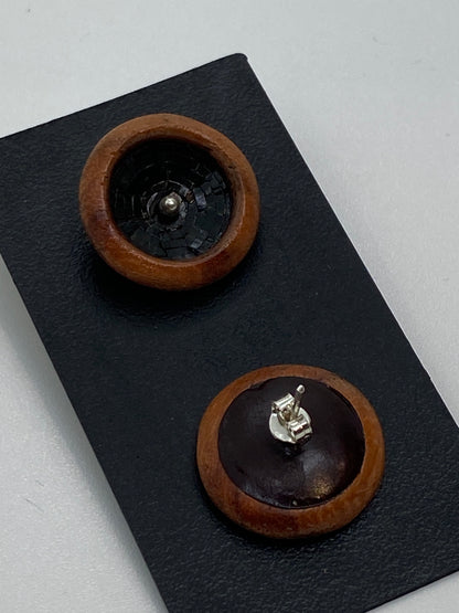 Knopfohrringe aus kolumbianischem Stroh und Granadillo-Holz in schwarzer Farbe mit silbernem Ohrstecker