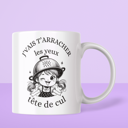 Mug humour "Je vais t'arracher les yeux, tête de cul" - Petite fille avec une passoire sur la tête