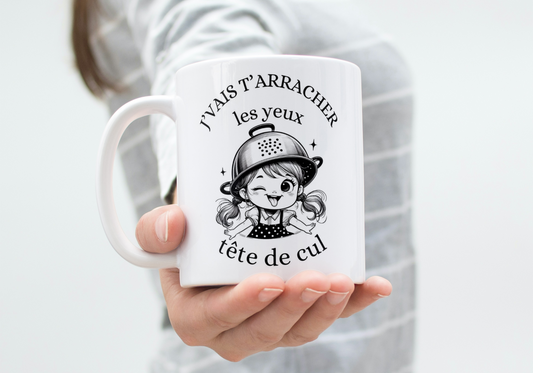 Mug humour "Je vais t'arracher les yeux, tête de cul" - Petite fille avec une passoire sur la tête