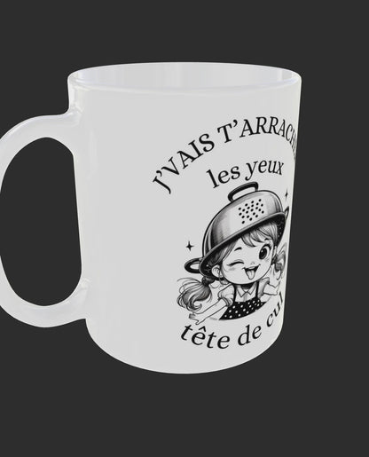 Mug humour "Je vais t'arracher les yeux, tête de cul" - Petite fille avec une passoire sur la tête